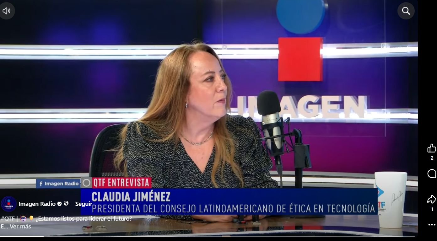 Claudia Jiménez en la cabina de Imagen Radio